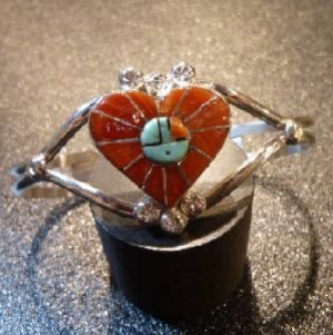 画像1: ズニ　Ola・Eriacho　コーラルインレイ　サンフェイス×ハート型　バングル約14・5〜15・5cm用
