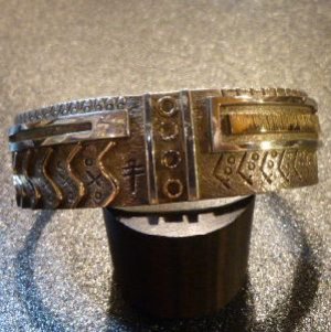 画像1: ズニ　Myron・Panteah　シルバー&14Kゴールドアクセント　ペトログラフ　バングル約15・5〜16・5cm用