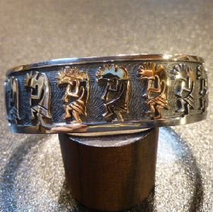 画像1: ホピ　Steven・Sockyma　オーバレイ　シルバー&14Kゴールド　ココペリ　バングル約16〜17cm用