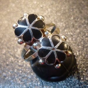 画像1: ズニ　インレイ　ブラックジェット　ダブルフラワーリング13号