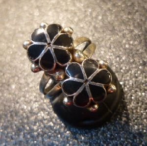 画像1: ズニ　インレイ　ブラックジェット　ダブルフラワーリング10・5号