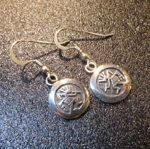 画像1: ホピ　Lucion・Koinva　オーバレイ　ココペリ　ぶら下がりフックピアス