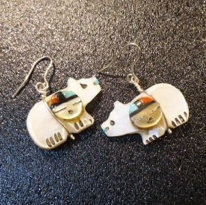 画像1: ズニ　インレイ　サンフェイス×マザーオブパールフェティシュベアー　ダングルピアス