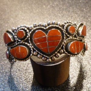 画像1: ズニ　Faye・Lowsayatee　インレイ　レッドコーラル　フラワー×ハート　バングル約15・5〜16・5cm用