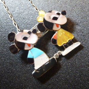 ギフトにも最適なズニ族作キャラクターモチーフピンブローチ&TOP