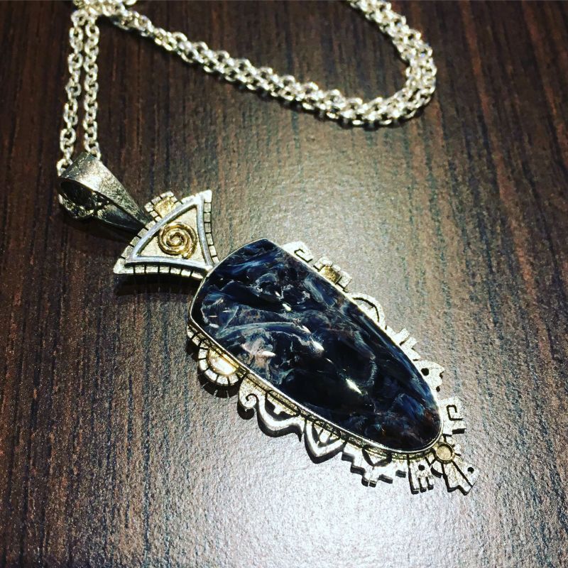 綺麗なハンドカット×ワンポイントのゴールドが上品な仕上がりの若手