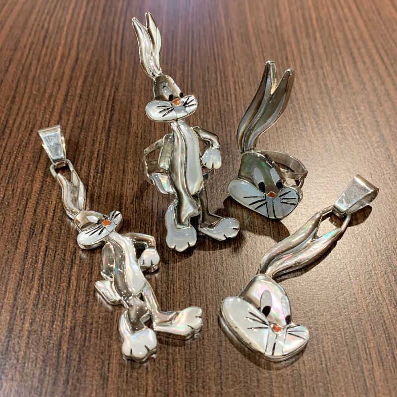 大人気キャラクターをモチーフにしたズニ族トップアーティストの一人 
