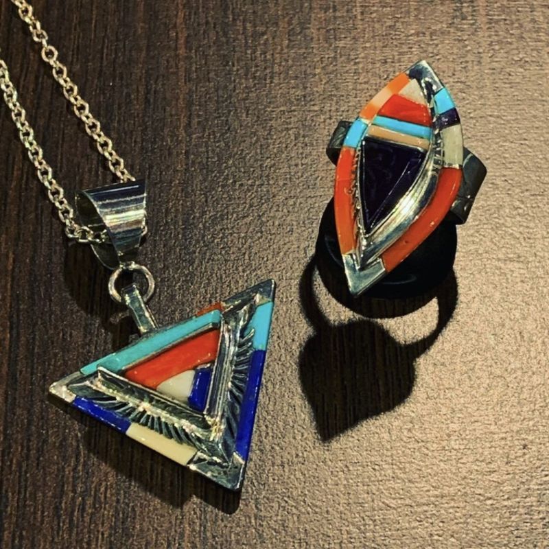 ken romero インディアンジュエリ indian jewelry 個性がしっかりと表れたストーンインレイワークが人気のトップ